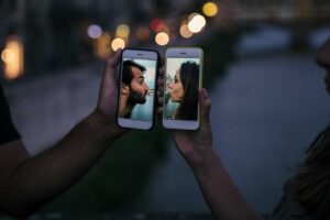 Targeting Mobile Users in Dating Offers: How DominAds Helps You Get Specific